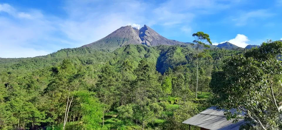 Beautiful view of Merapi Mount Yogyakarta in the morning with clear blue sky Stockfoto's