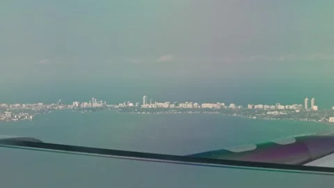 Beautiful view of Miami Beach coastline and high rise buildings from airplane Vídeos de archivo 345317432