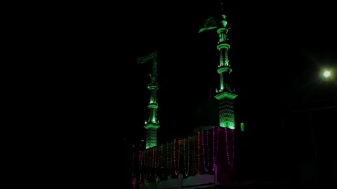 A beautiful view of a mosque illuminated during a religious festival night .. 스톡 동영상 313381944