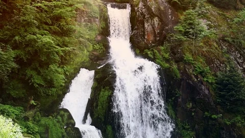 Beautiful view of the mountain waterfall. Stock-Footage 252318248