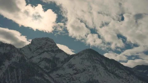 Beautiful view of the mountain in winter. The clouds are moving. Time-lapse. Video stock 146515314