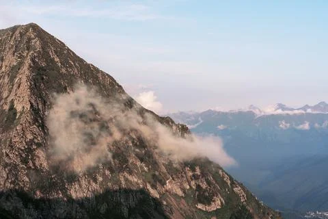 Beautiful view of the mountains of the Caucasus range in white clouds Foto stock