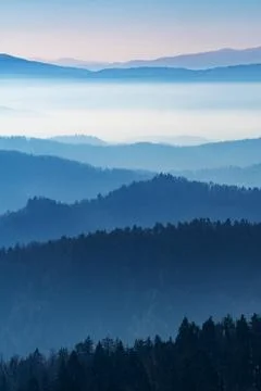 Beautiful view of numerous layers of forests, hills, mountains and hazy valleys Foto stock