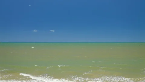 Beautiful view on the ocean and the plane flying above it in Australia 스톡 동영상 109047338