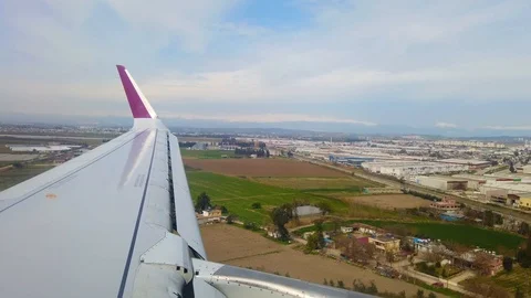 Beautiful view over the wing of a flying plane over Adana city. Stock Footage 128224430
