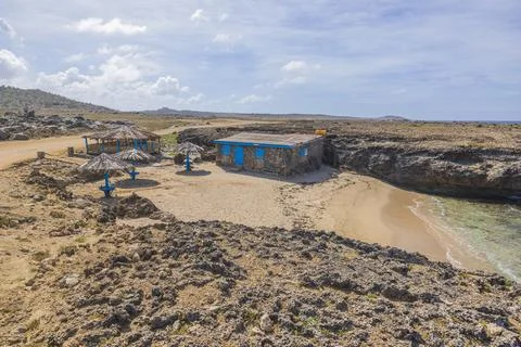 Beautiful view of plot with abandoned stone house in desert on Caribbean sea Fotos de archivo