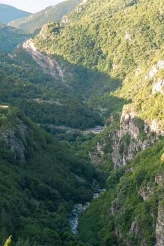 Beautiful view with a river in between two mountains. Foto stock