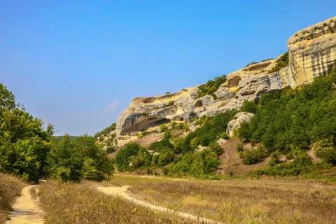 Beautiful view of rocks and fields. trail around the cave city of Chufut-Kale. Foto stock