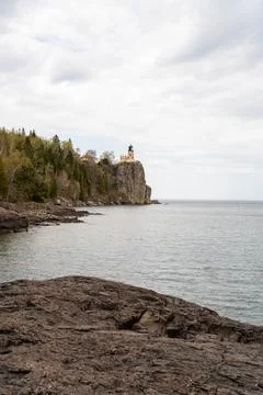 A beautiful view of Split Rock Lighthouse on the rocky coast of Lake Superior. Foto stock