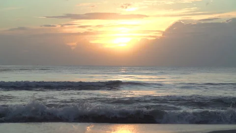 Beautiful view of sunset sky over the sea, ocean waves crashing on beach. Vidéo 157528373