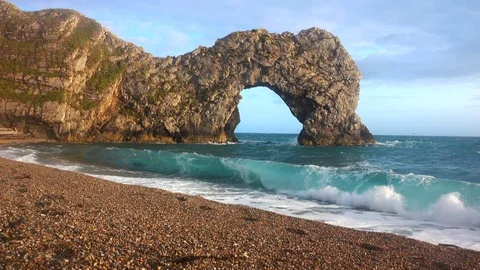 Beautiful view of waves crushing on a seashore on the jurassic coast Stock-Footage 124908229