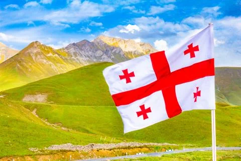 Beautiful view to waving flag of Georgia on the Georgian military road agains Foto stock