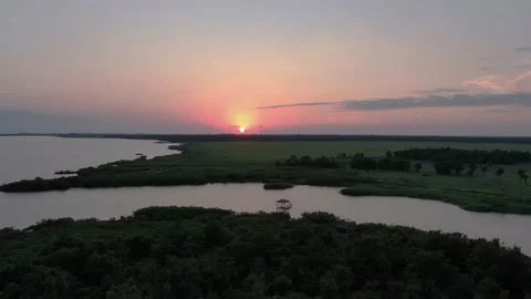 Beautiful View of  Winding River, surrounded by Forest and Mountains at Sunset. 库存影片 237814621