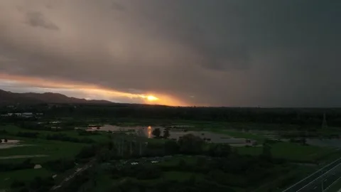 Beautiful View of  Winding River, surrounded by Forest and Mountains at Sunset. 库存影片 237815622