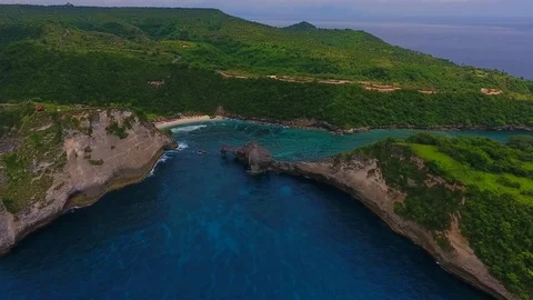 Beautiful viewpoint of Kelingking beach in Nusa Penida island, Bali, Indonesia Video stock 119972772