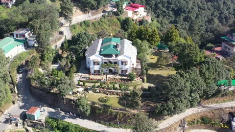 A beautiful villa situated in Himalayan Range of India. Spend vacation or Vídeos de archivo 171909112