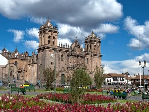 Beautiful visual image of Main Square thru flowers in sunshine of Cusco Cuzco 스톡 동영상 75687933