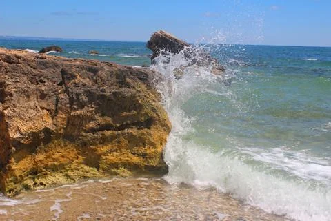 Beautiful Wallpapers for your computer. Spray of waves crashing on the rocks. Foto stock