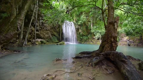 Beautiful waterfall and emerald pool in tropical rain forest in Thailand. Vídeos de archivo 137093102