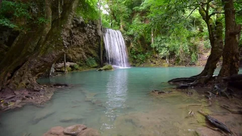 Beautiful waterfall and emerald pool in tropical rain forest in Thailand. Vídeos de archivo 137093142