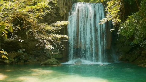 Beautiful waterfall and emerald pool in tropical rain forest in Thailand.. 스톡 동영상 186113670