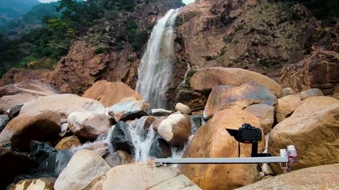 Beautiful waterfall cascading down amidst mountain and rocks in Meghalaya, India Stock-Footage 258372888