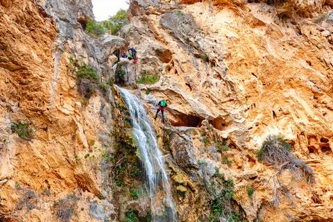 Beautiful Waterfall Cascading Down Rocky Cliffs Surrounded by Lush Vegetati.. 库存照片