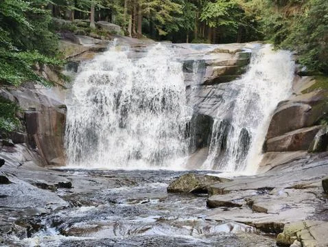 A Beautiful Waterfall Cascading Down Through the Lush Green Forest, Invitin.. Foto stock
