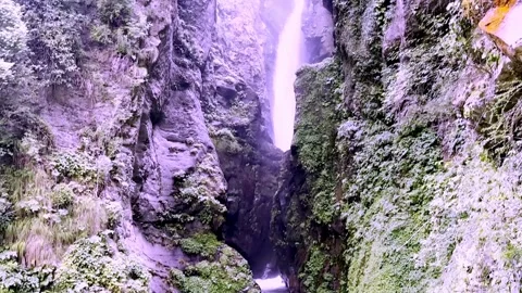 Beautiful Waterfall Cascading Through Scenic Natural Landscape 库存影片 339528377