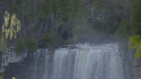 Beautiful Waterfall  Stockbeeldmateriaal 81975750