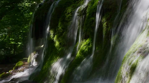 Beautiful Waterfall in Forest 库存影片 29665649