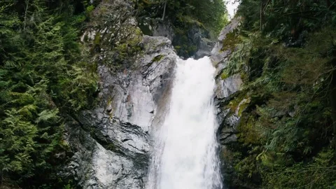 Beautiful waterfall in mountains in Canada, British Columbia Vidéo 82442485