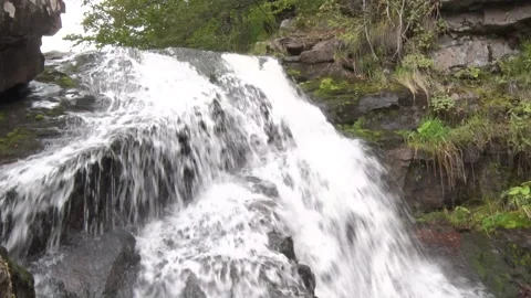 Beautiful Waterfall in the mountains Vídeo Stock 229505238