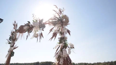 Beautiful wedding arch in the sun Видео 143701802