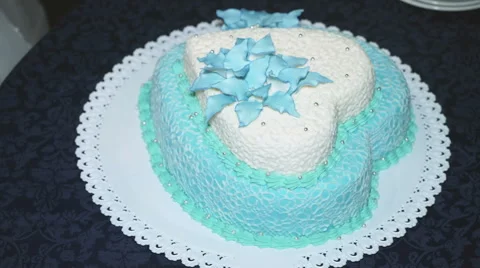 Beautiful wedding cake in the shape of a heart Видео 68032815