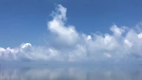 Beautiful white clouds in time lapse over a blue sky background Vidéo 94859827