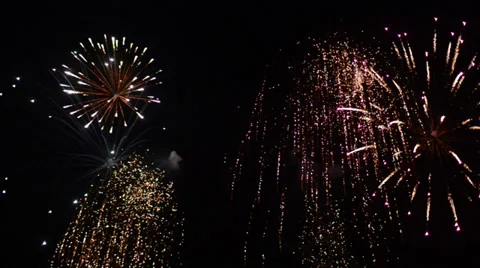 Beautiful white Firework in the night sky. Vídeo Stock 35757355