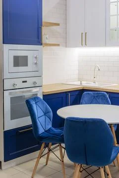 Beautiful white round table in the kitchen. Kitchen interior for home. Foto stock