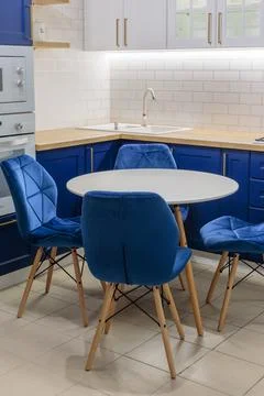 Beautiful white round table in the kitchen. Kitchen interior for home. Foto stock