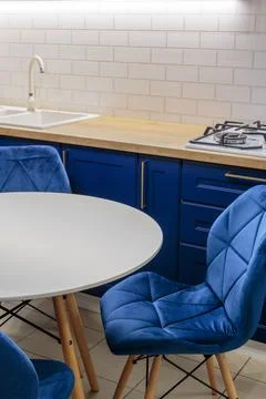 Beautiful white round table in the kitchen. Kitchen interior for home. Foto stock