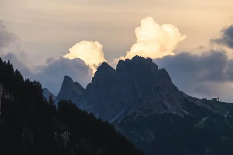 Beautiful white sunset clouds behind mountains Foto stock