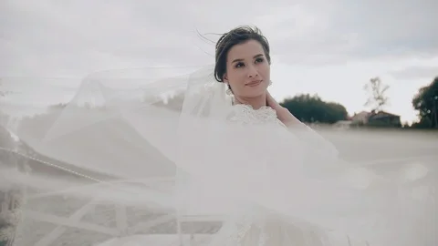 Beautiful white veil develops in the wind. The girl in the white dress Video stock 118467753