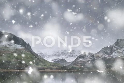 Beautiful Winter landscape image of Llyn Nantlle in Snowdonia National Park w Stock Photos