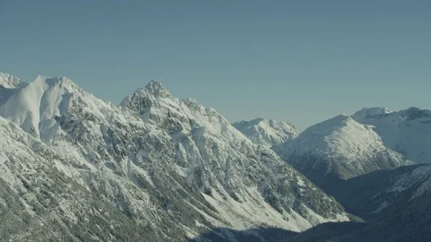 Beautiful Winter Mountain Range Slow Aerial 動画素材 81561975