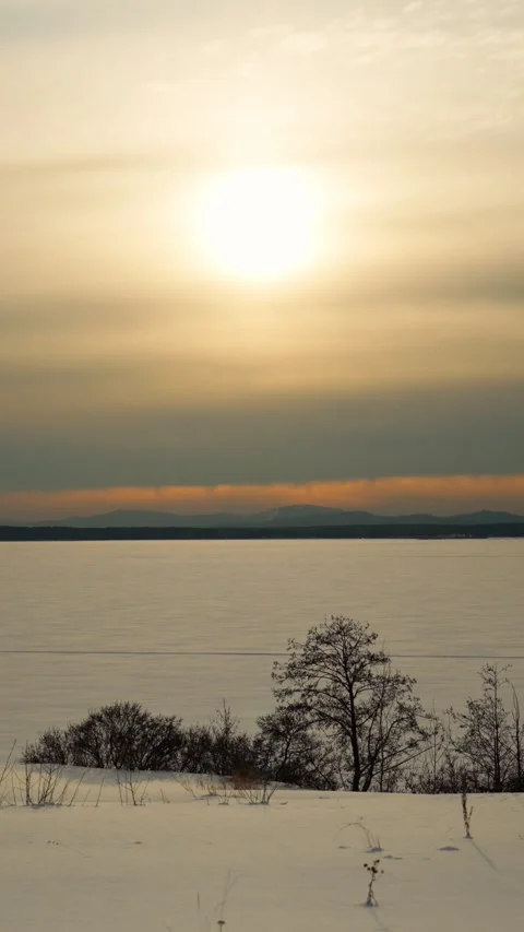 Beautiful winter sunset with a landscape view of the lake. Vídeo Stock 329637445
