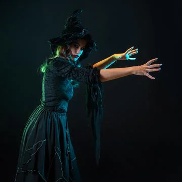 Beautiful witch with a hat make spell. Halloween party, witches ' Sabbath. Foto stock