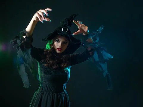 Beautiful witch with a hat make spell. Halloween party, witches ' Sabbath. Foto stock