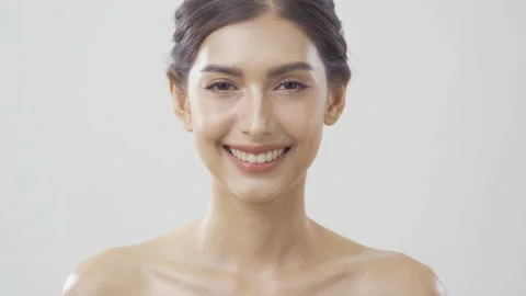 Beautiful woman applying poder at white background. Stock Footage 157581849