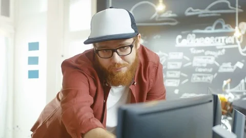 Beautiful Woman Developer Uses Personal Computer and Talks With a Programer 動画素材 82900535
