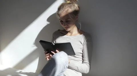 Beautiful woman with e-reader Stock-Footage 67229626